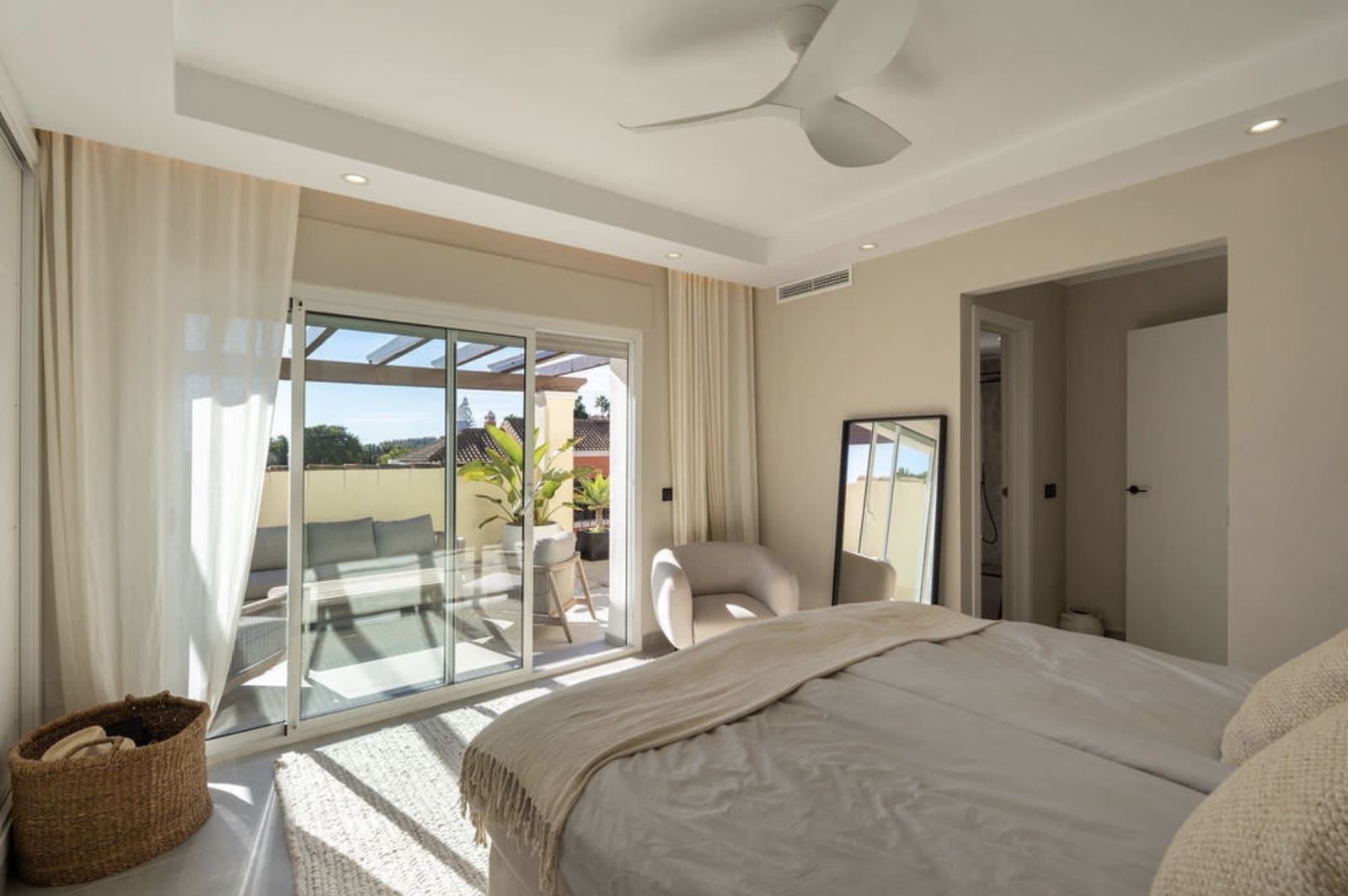 4 Zimmer Haus zu verkaufen in Nueva Andalucia mit Pool Garage - 1.195.000 € (Ref: 9543373)