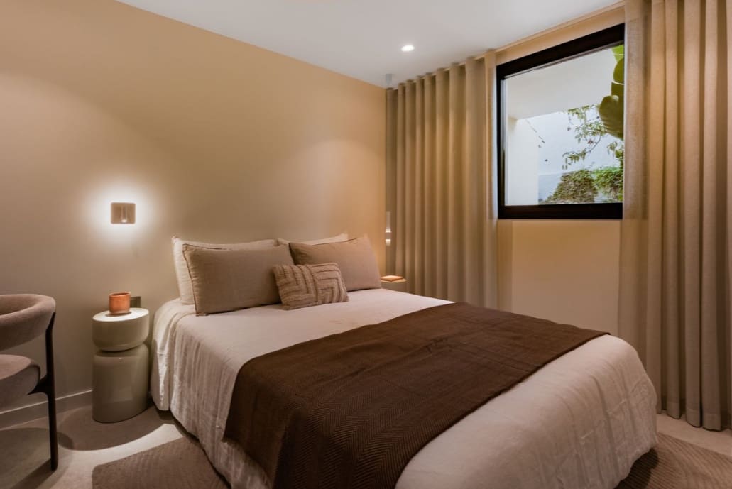 3 sypialnia Dom na sprzedaż w Nueva Andalucia z basenem garażem - 1 550 000 € (Ref: 9547857)