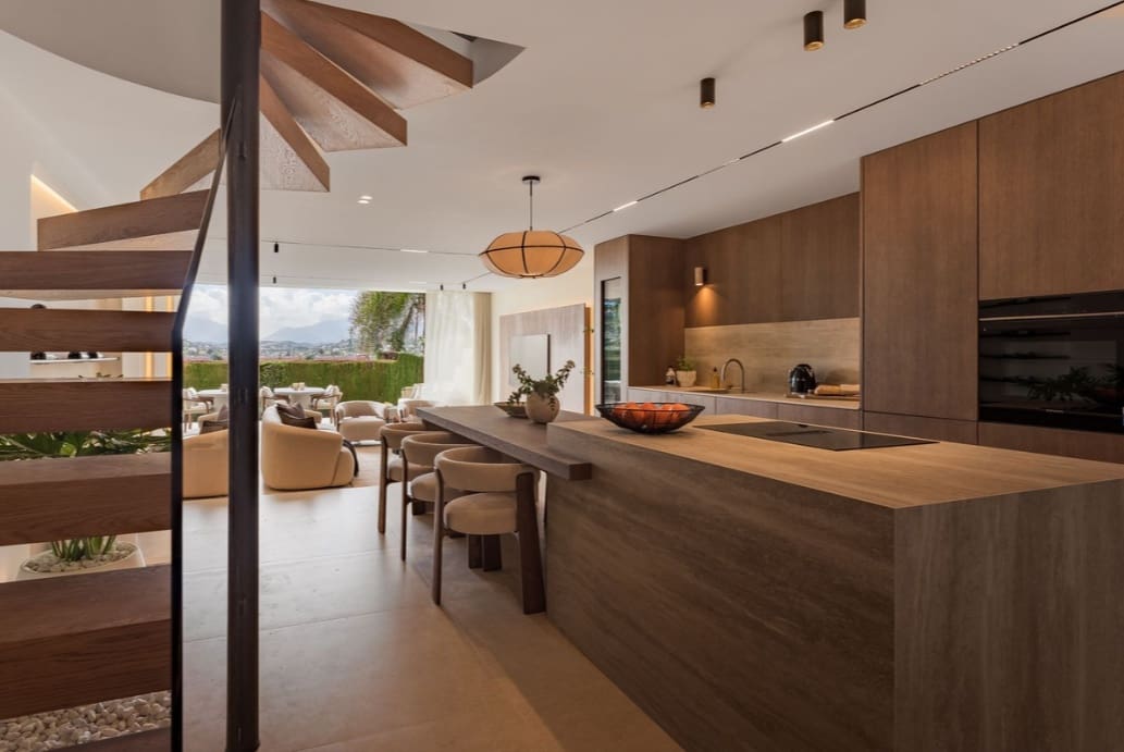 3 sypialnia Dom na sprzedaż w Nueva Andalucia z basenem garażem - 1 550 000 € (Ref: 9547857)