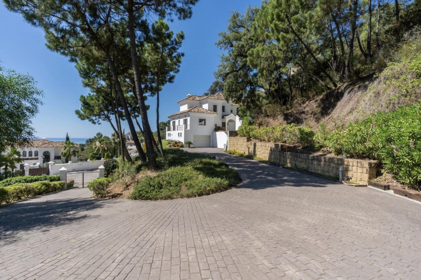 4 bedroom Villa for sale in Benahavis with pool garage - € 1,795,000 (Ref: 9551200)