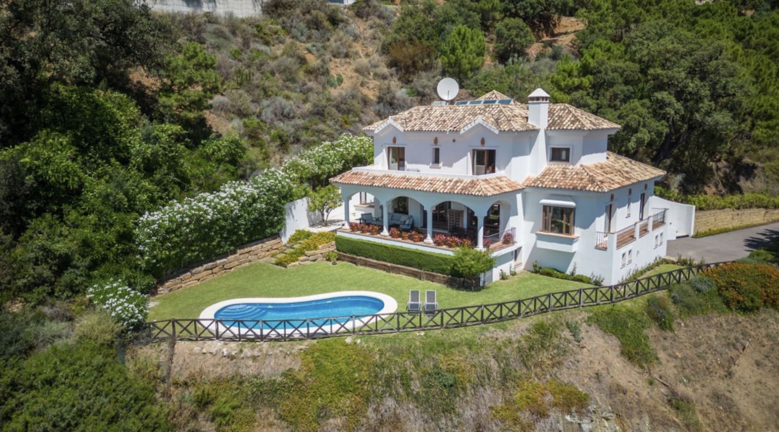 4 bedroom Villa for sale in Benahavis with pool garage - € 1,795,000 (Ref: 9551200)