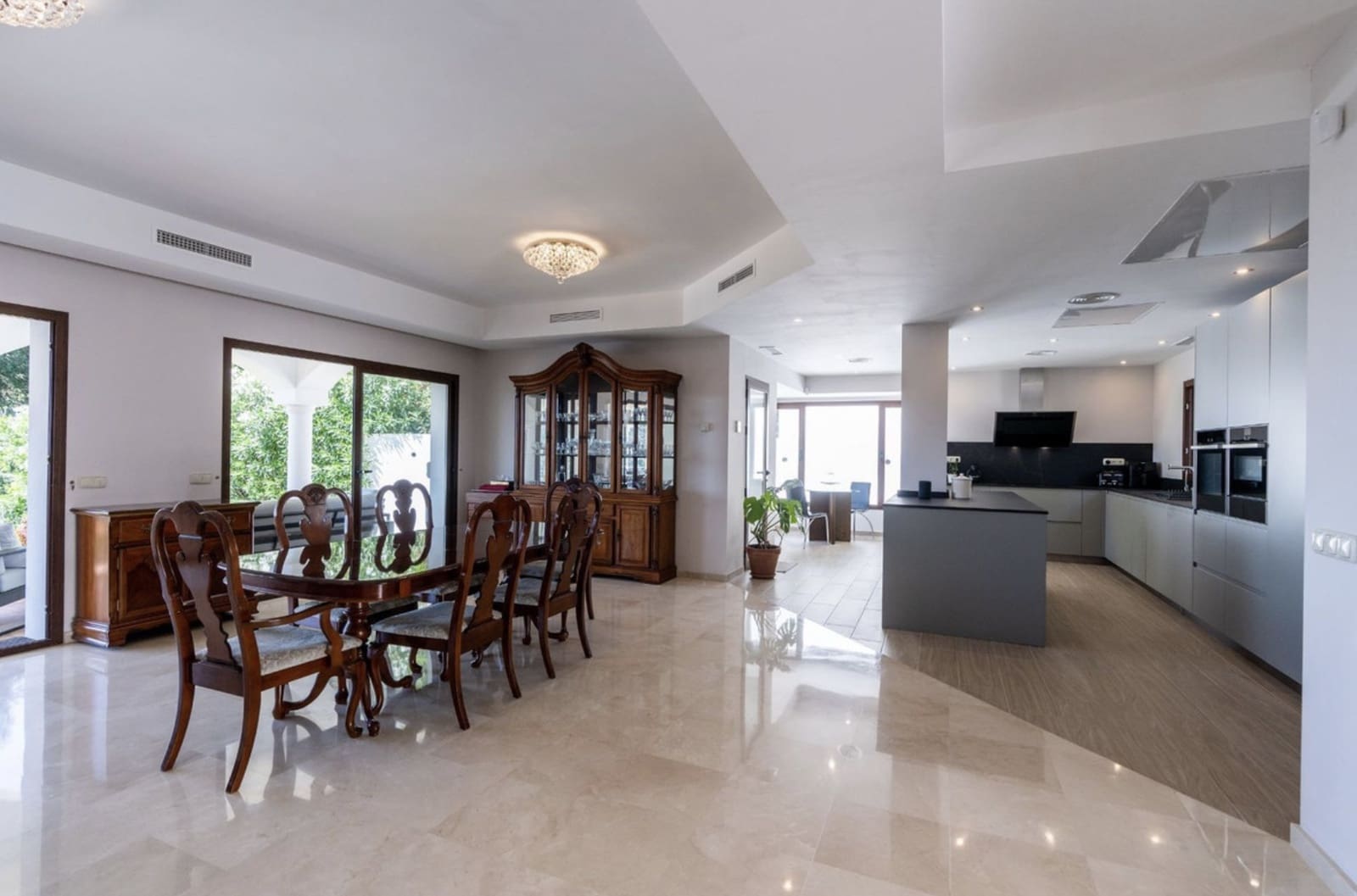 4 bedroom Villa for sale in Benahavis with pool garage - € 1,795,000 (Ref: 9551200)
