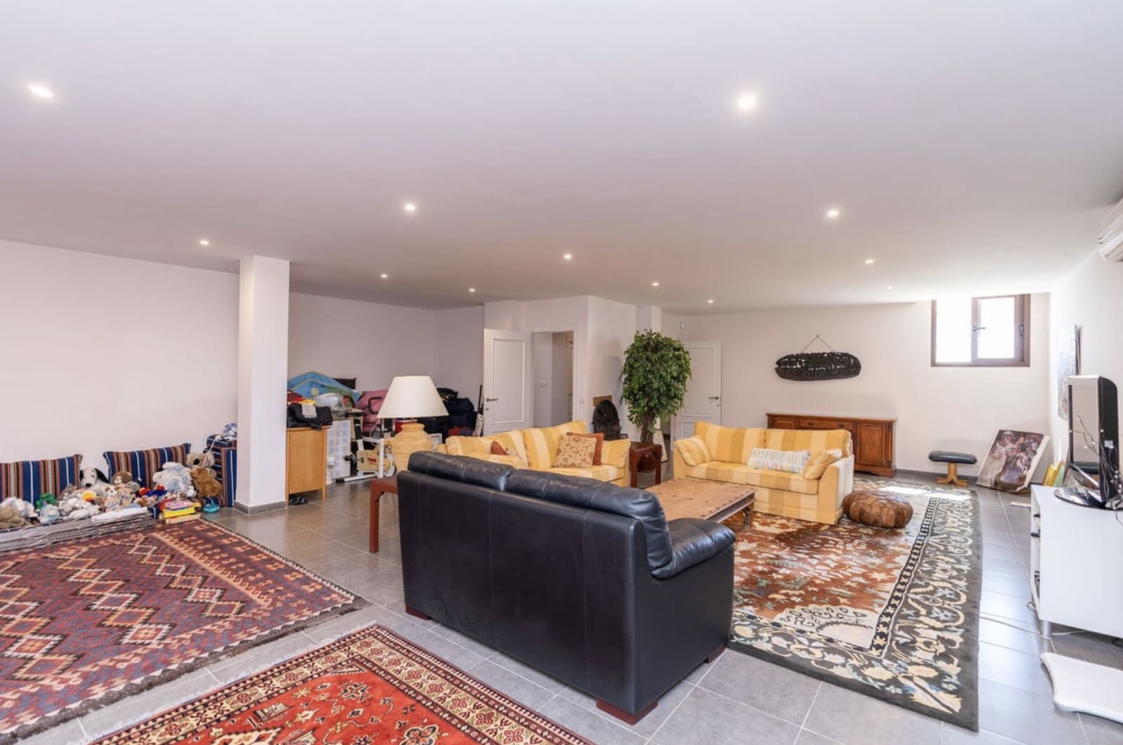 4 bedroom Villa for sale in Benahavis with pool garage - € 1,795,000 (Ref: 9551200)