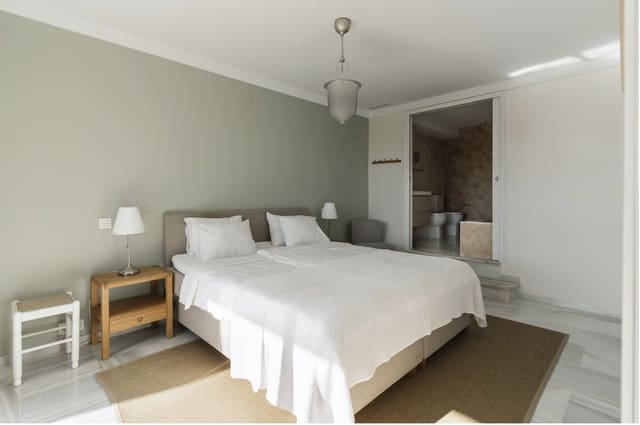 Apartamento de 2 habitaciones en Nueva Andalucia, Marbella en venta con piscina - 795.000 € (Ref: 9555540)