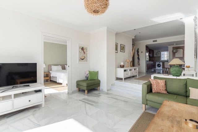 Apartamento de 2 habitaciones en Nueva Andalucia, Marbella en venta con piscina - 795.000 € (Ref: 9555540)