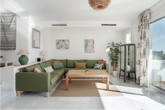 Apartamento de 2 habitaciones en Nueva Andalucia, Marbella en venta con piscina - 795.000 € (Ref: 9555540)