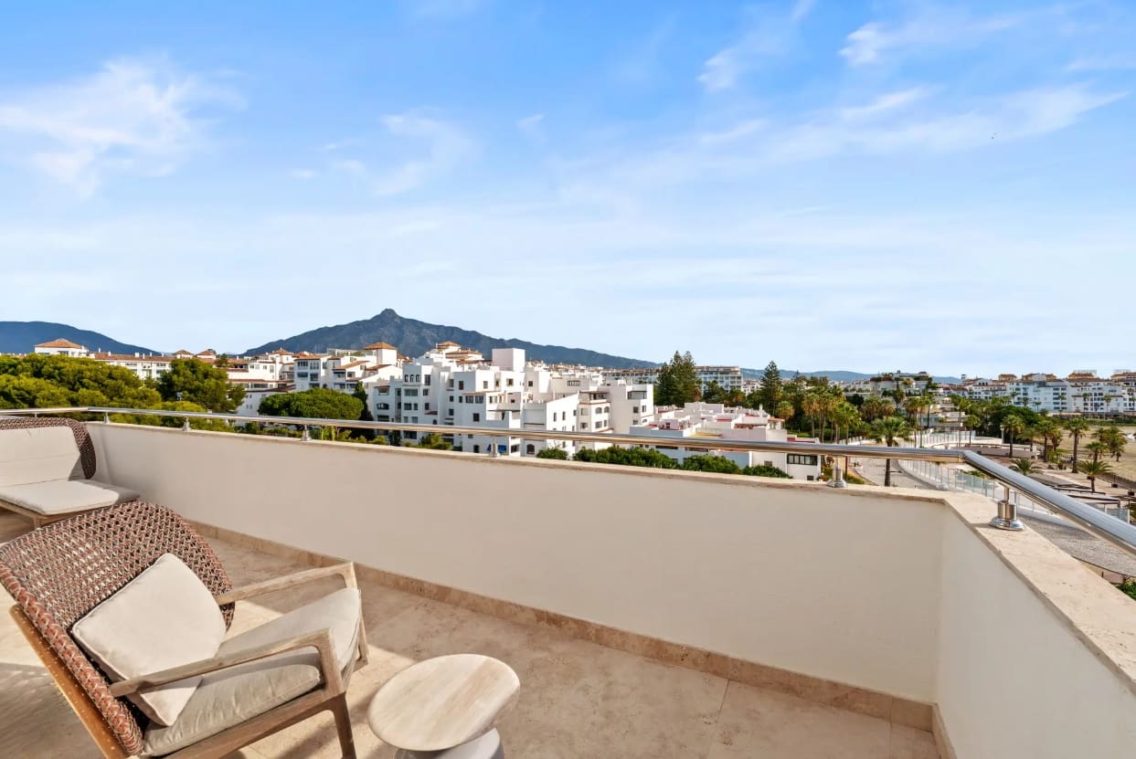 2 makuuhuone Kattohuoneisto myytävänä paikassa Puerto Banus mukana uima-altaan 
autotalli - 1 995 000 € (Ref: 9561581)