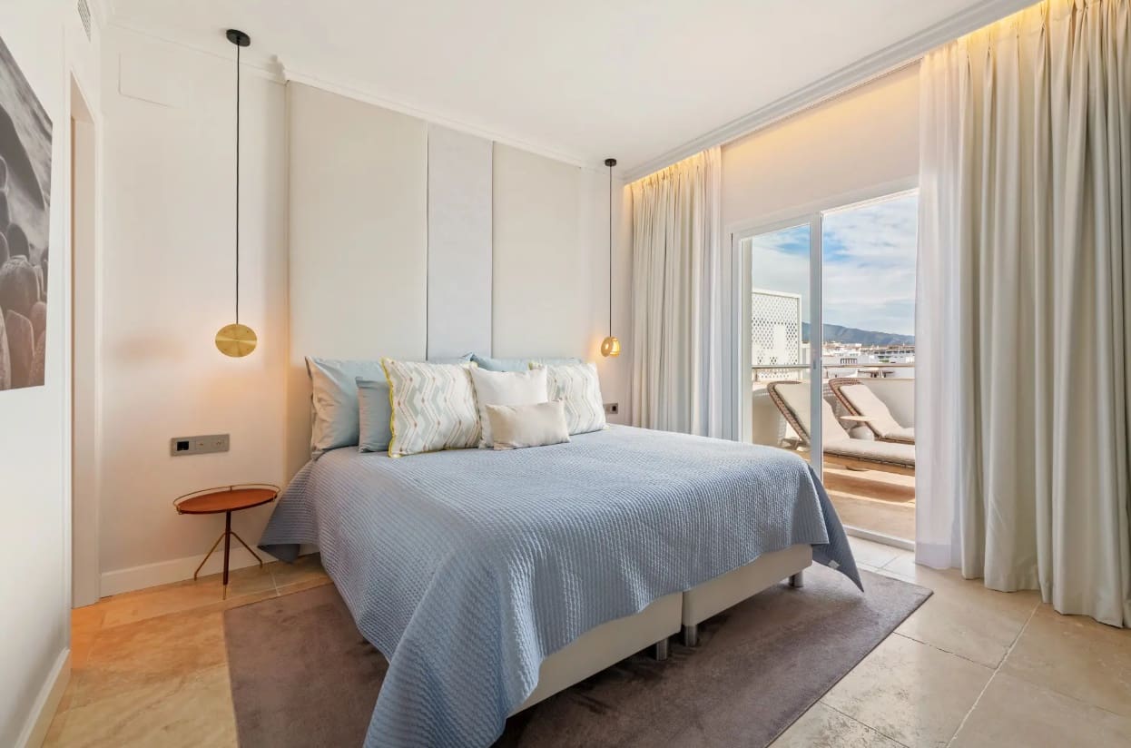 2 makuuhuone Kattohuoneisto myytävänä paikassa Puerto Banus mukana uima-altaan 
autotalli - 1 995 000 € (Ref: 9561581)