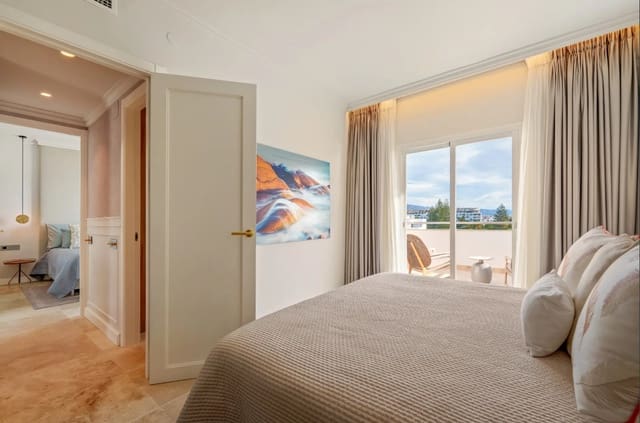 2 slaapkamer Penthouse te koop in Puerto Banus, Marbella met zwembad garage - € 1.995.000 (Ref: 9561581)