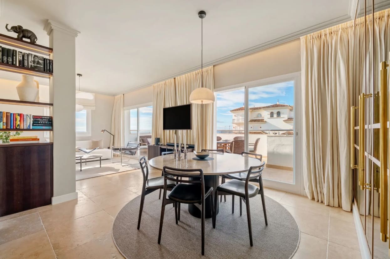 2 makuuhuone Kattohuoneisto myytävänä paikassa Puerto Banus mukana uima-altaan 
autotalli - 1 995 000 € (Ref: 9561581)