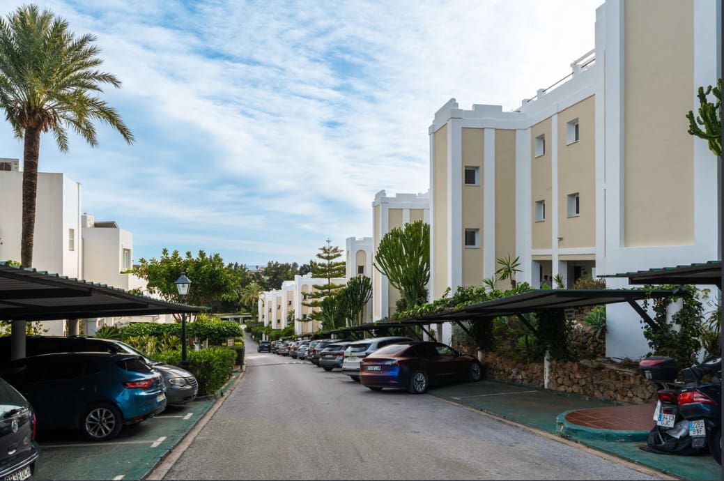 2 sovrum Lägenhet till salu i La Quinta med pool garage - 460 000 € (Ref: 9574442)