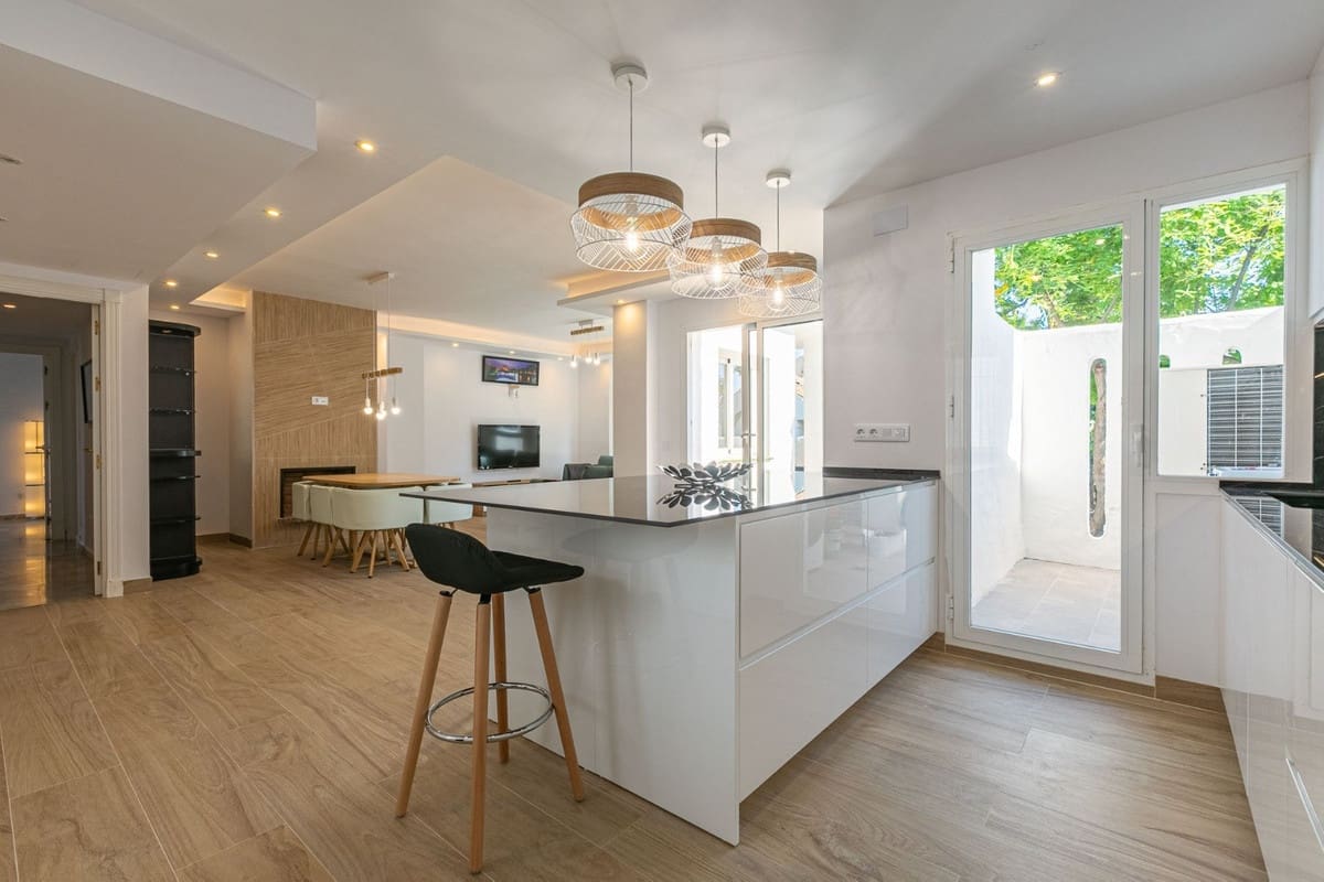 3 soveværelse Lejlighed til salg i Nueva Andalucia med swimmingpool - € 599.000 (Ref: 9586178)