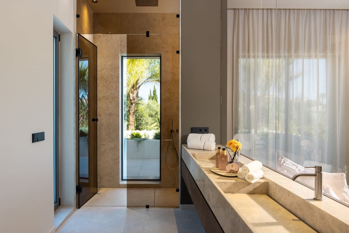 5 soverom Villa til salgs i Nueva Andalucia med svømmebasseng garasje - € 4 695 000 (Ref: 9604854)