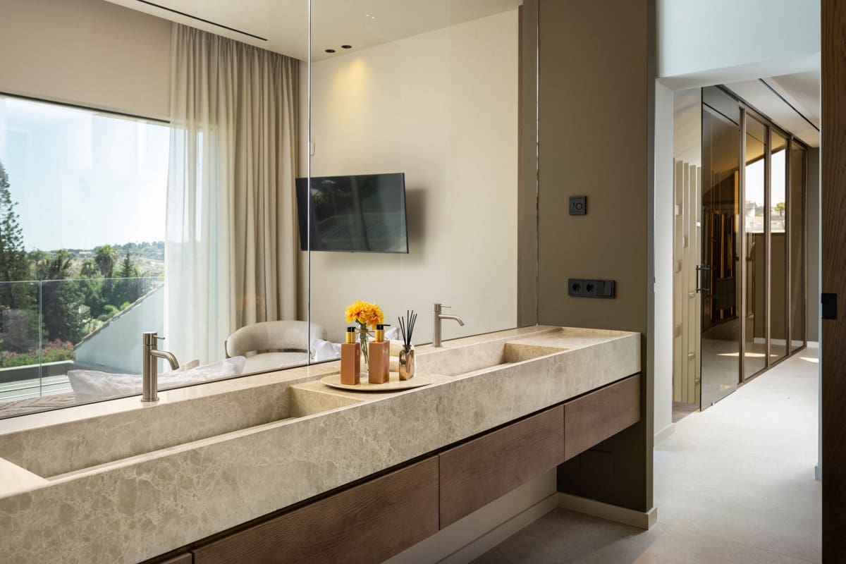 5 soverom Villa til salgs i Nueva Andalucia med svømmebasseng garasje - € 4 695 000 (Ref: 9604854)