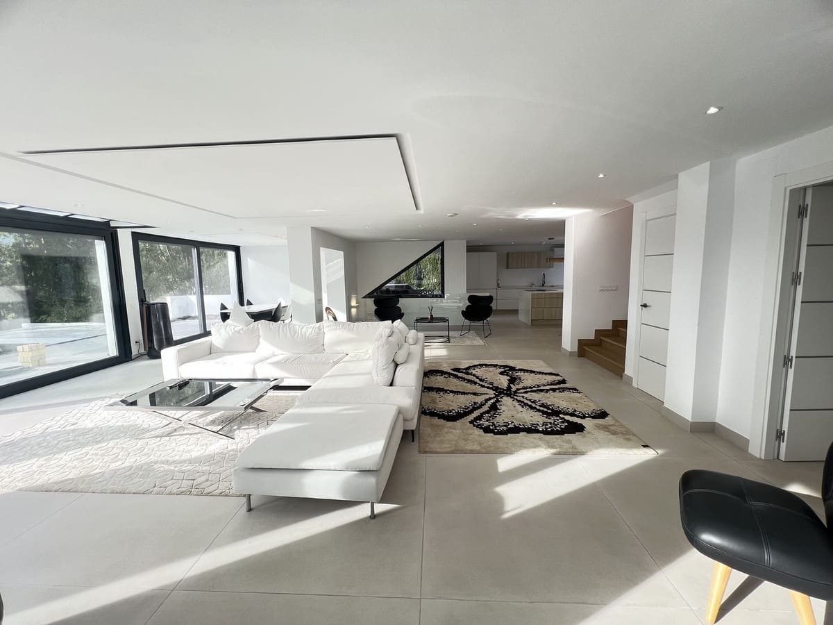 4 bedroom Villa for sale in Nueva Andalucia with pool garage - € 2,790,000 (Ref: 9604855)