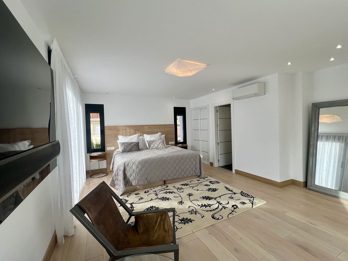 4 bedroom Villa for sale in Nueva Andalucia with pool garage - € 2,790,000 (Ref: 9604855)