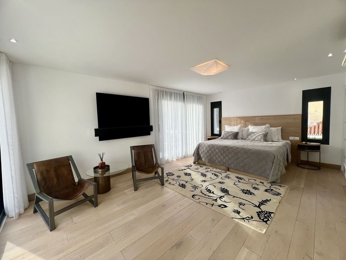 4 bedroom Villa for sale in Nueva Andalucia with pool garage - € 2,790,000 (Ref: 9604855)