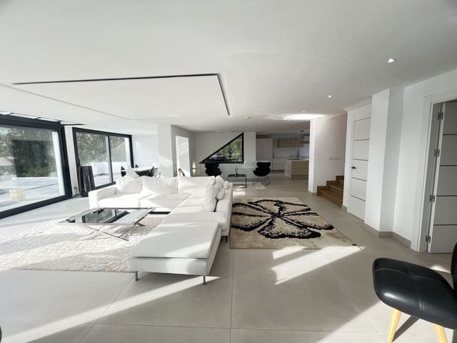 4 bedroom Villa for sale in Nueva Andalucia, Marbella with pool garage - € 2,790,000 (Ref: 9604855)