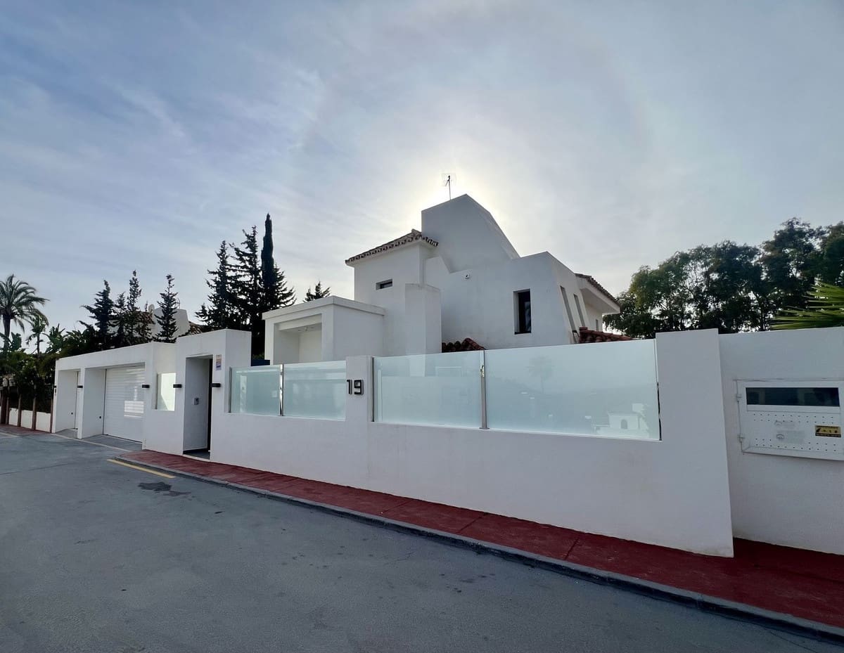 4 bedroom Villa for sale in Nueva Andalucia with pool garage - € 2,790,000 (Ref: 9604855)