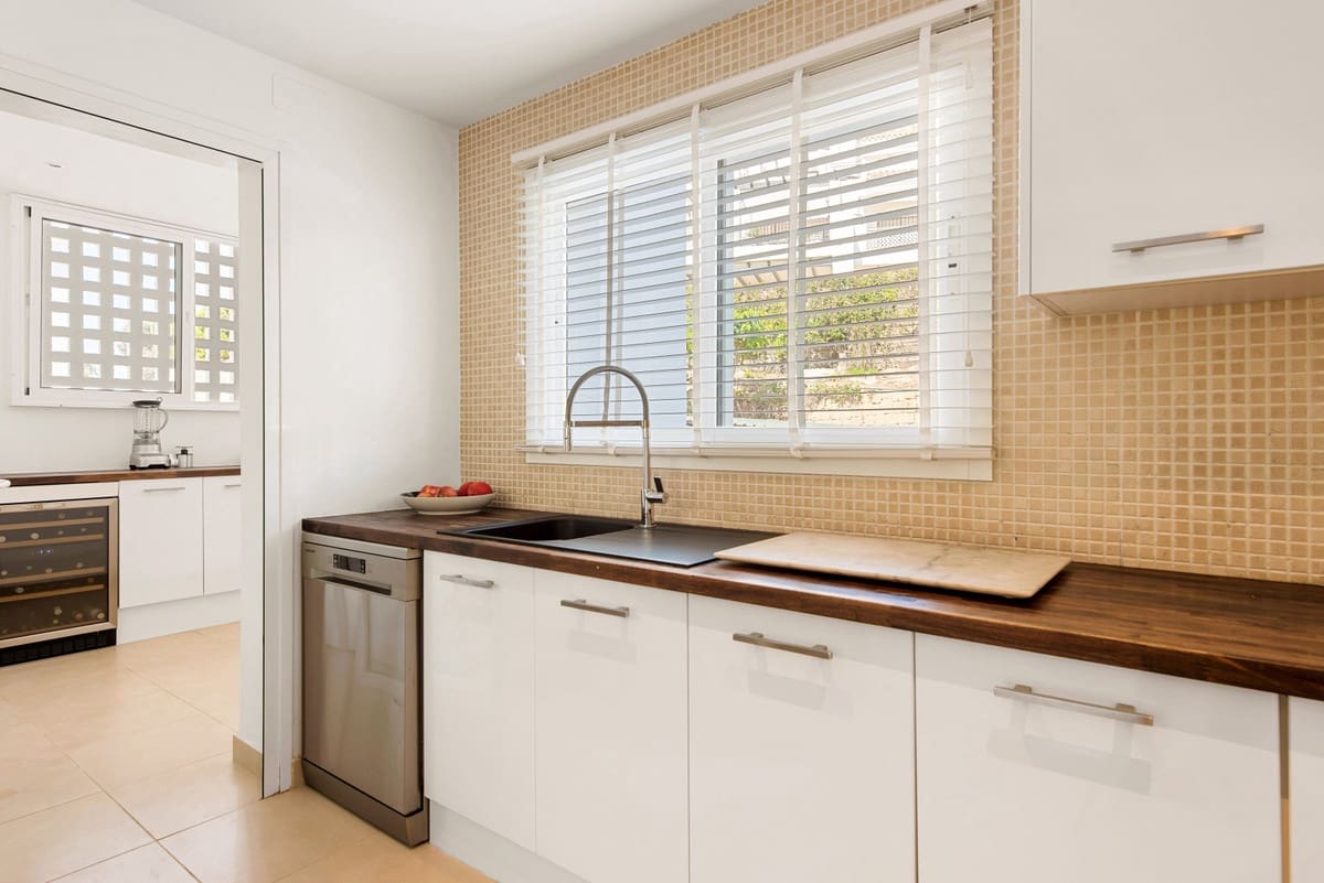 2 sovrum Takvåning till salu i Nueva Andalucia med pool garage - 895 000 € (Ref: 9607950)