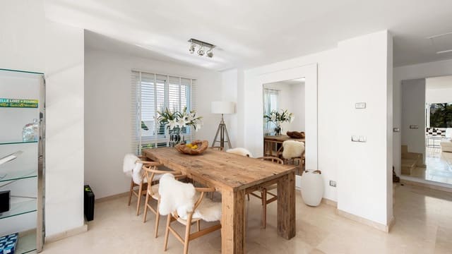 2 sovrum Takvåning till salu i Nueva Andalucia, Marbella med pool garage - 895 000 € (Ref: 9607950)