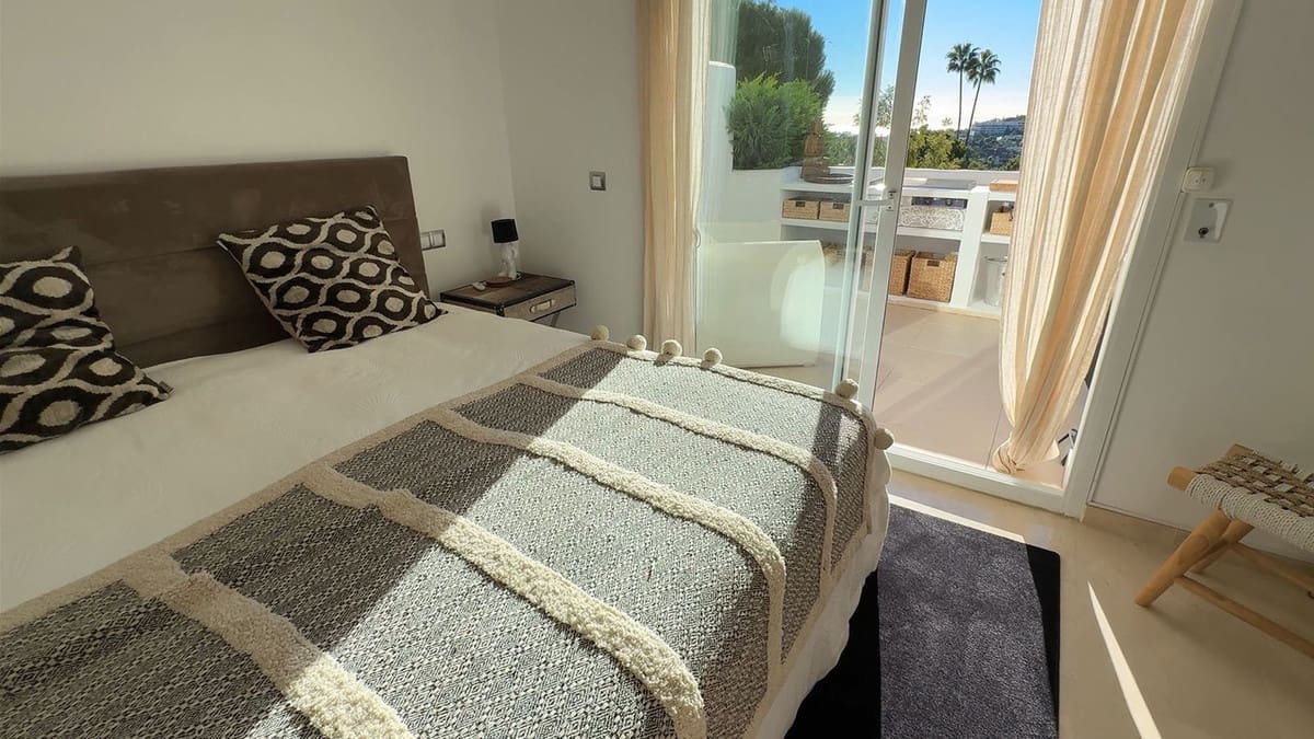 2 slaapkamer Penthouse te koop in Nueva Andalucia met zwembad garage - € 895.000 (Ref: 9607950)