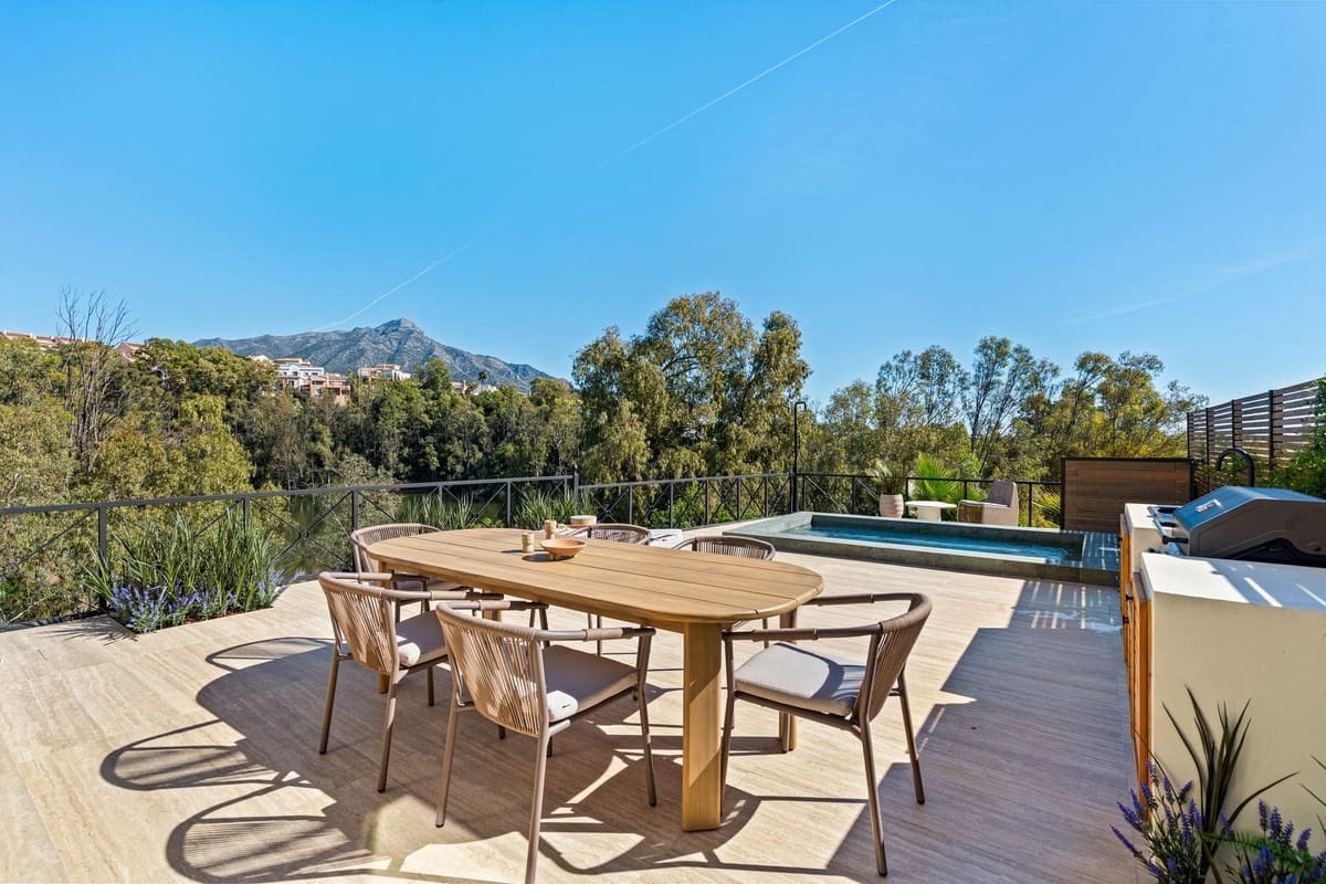 Apartamento de 3 habitaciones en Nueva Andalucia en venta con piscina garaje - 1.350.000 € (Ref: 9619218)