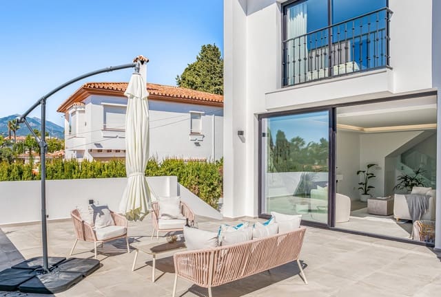 3 sovrum Villa till salu i Las Brisas, Marbella med pool garage - 1 195 000 € (Ref: 9625549)