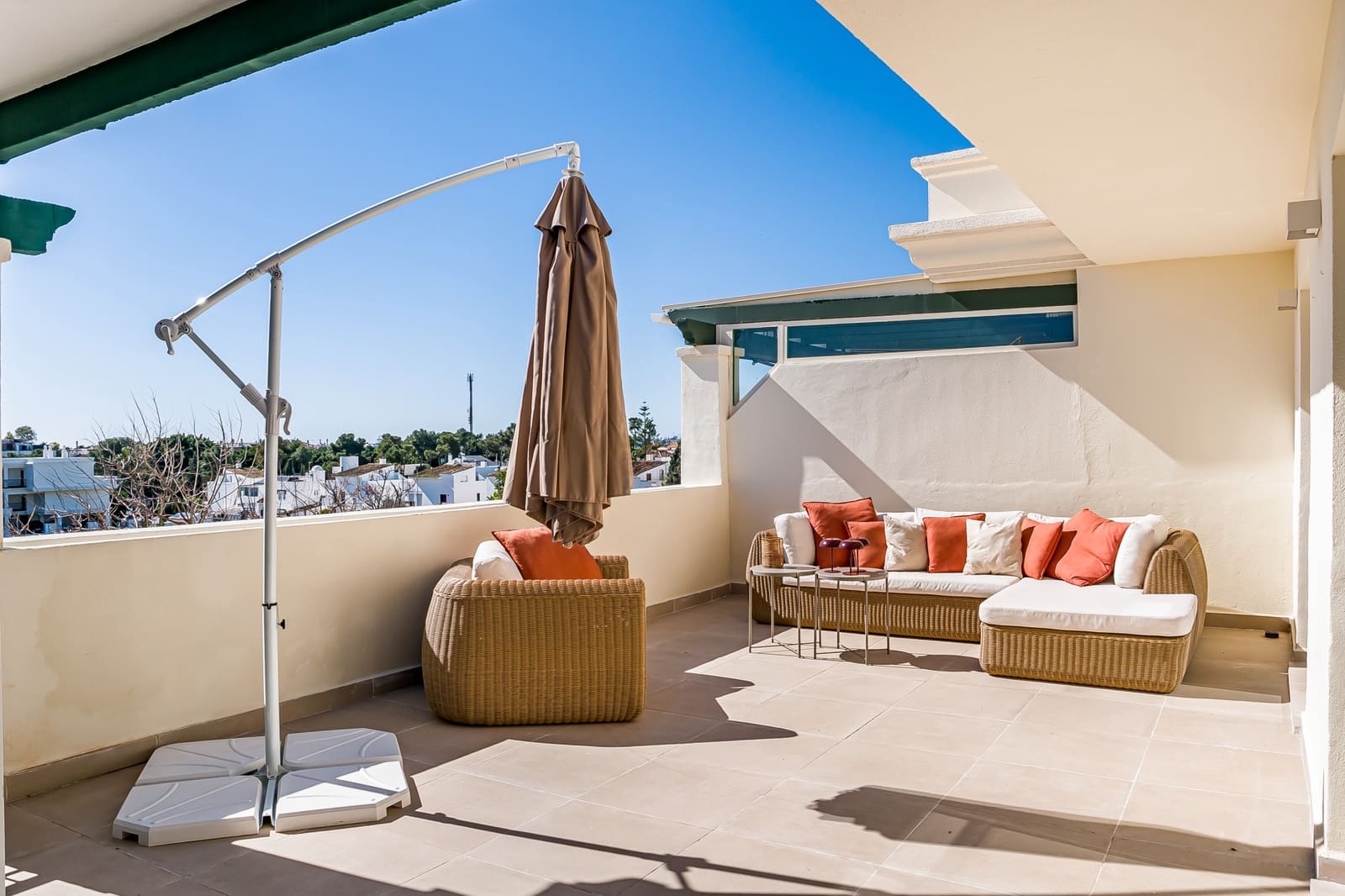 2 soveværelse Penthouse til salg i Nueva Andalucia med swimmingpool garage - € 570.000 (Ref: 9625551)