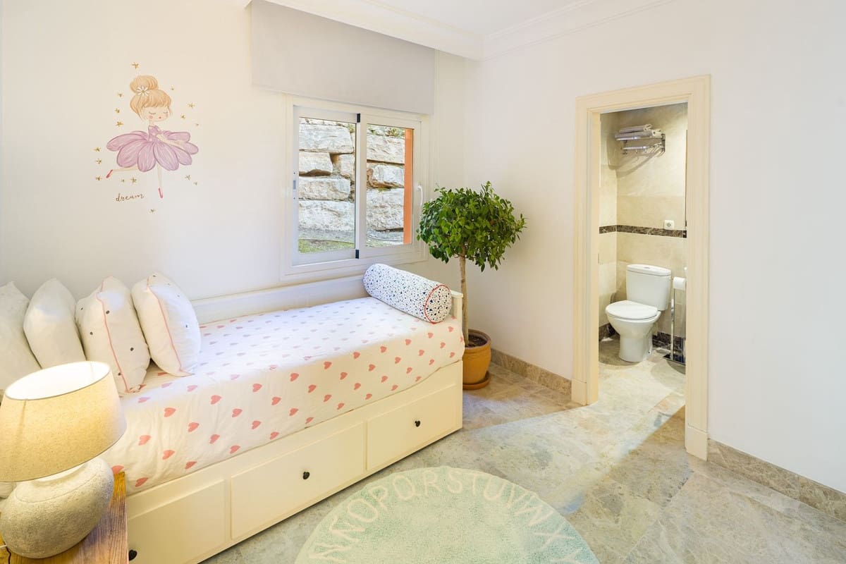 4 quarto Apartamento para venda em Nueva Andalucia com piscina garagem - 895 000 € (Ref: 9629954)