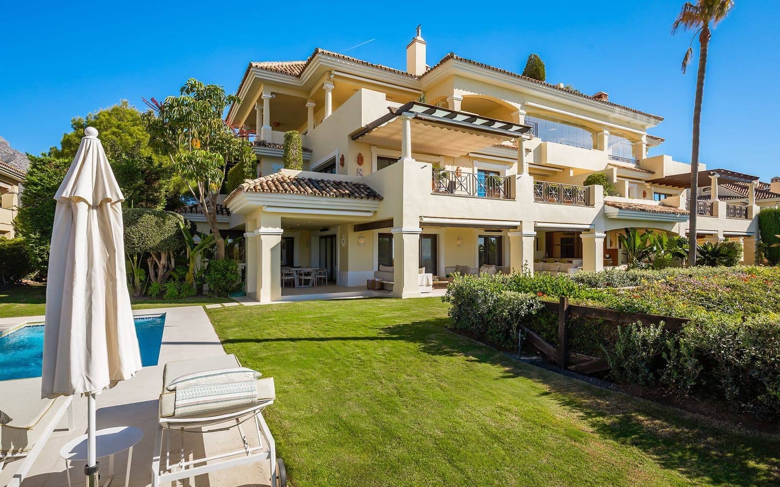 4 chambre Appartement à vendre à Nueva Andalucia avec piscine garage - 3 995 000 € (Ref: 9644607)