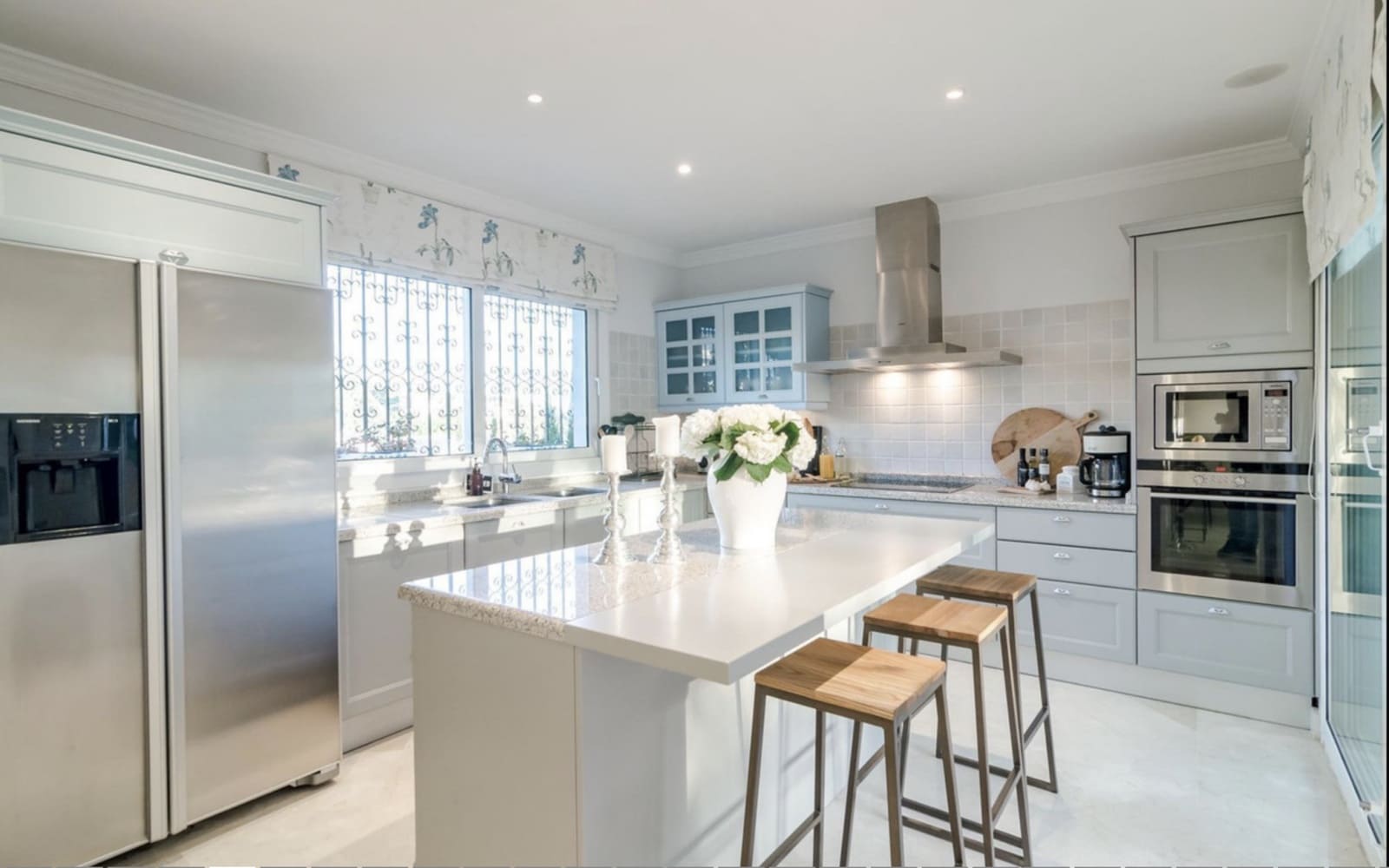 5 bedroom Villa for sale in Marbella with pool garage - € 2,850,000 (Ref: 9647953)