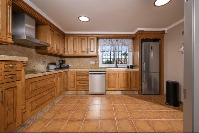 2 bedroom Villa for sale in Nueva Andalucia, Marbella with pool garage - € 850,000 (Ref: 9663696)