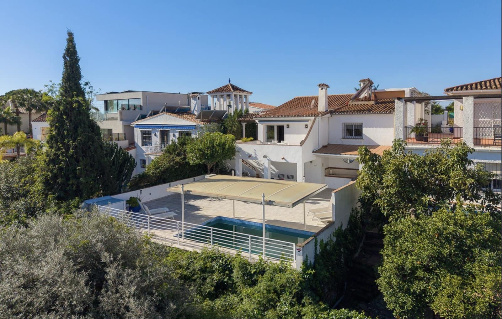 Chalet de 2 habitaciones en Nueva Andalucia en venta con piscina garaje - 850.000 € (Ref: 9663696)