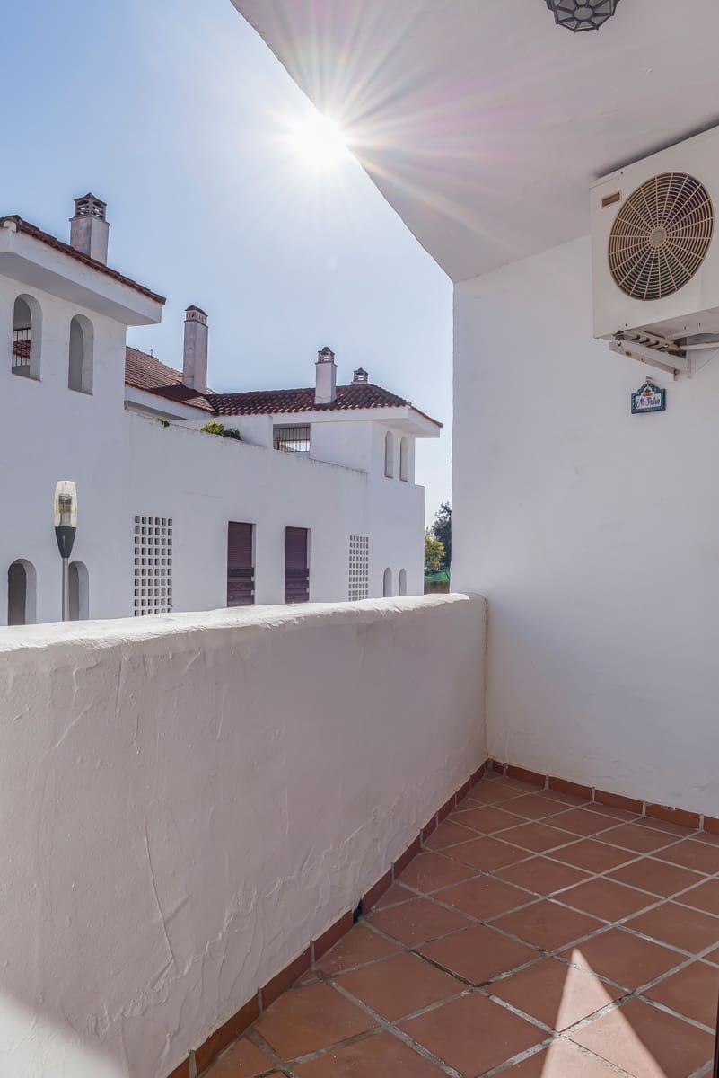 2 soverom Leilighet til salgs i Marbella med svømmebasseng garasje - € 470 000 (Ref: 9674025)