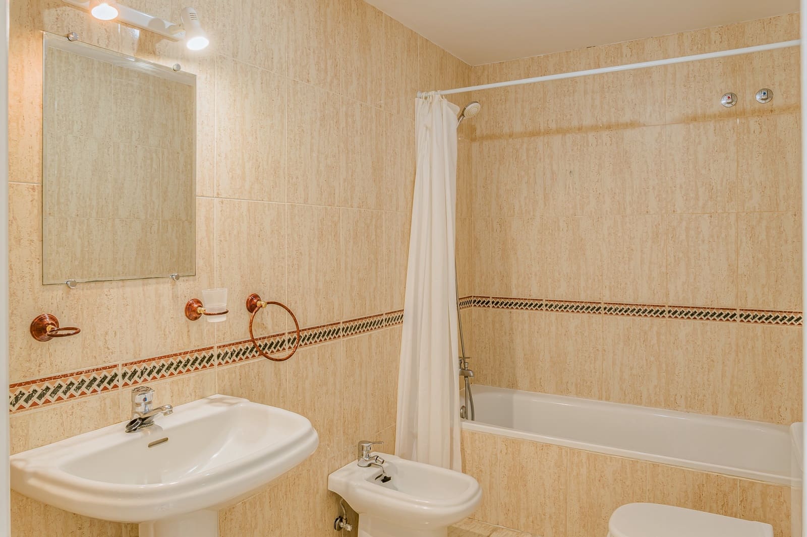 2 soverom Leilighet til salgs i Marbella med svømmebasseng garasje - € 470 000 (Ref: 9674025)