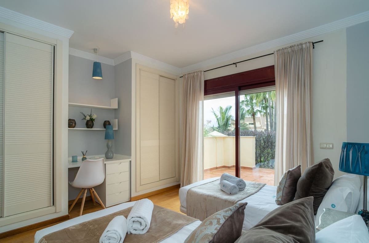 4 quarto Moradia Geminada para venda em Nueva Andalucia com piscina garagem - 970 000 € (Ref: 9677067)