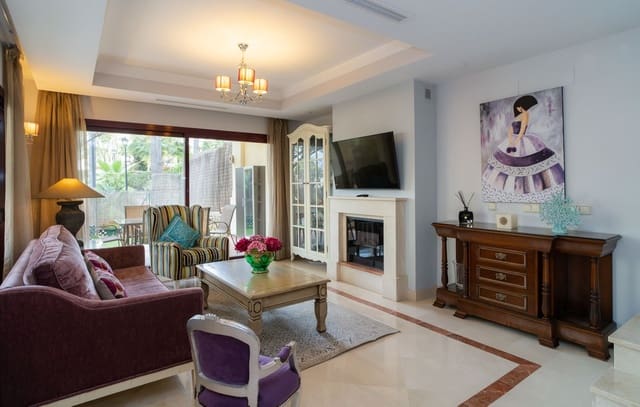 4 sovrum Semi-fristående Villa till salu i Nueva Andalucia, Marbella med pool garage - 970 000 € (Ref: 9677067)