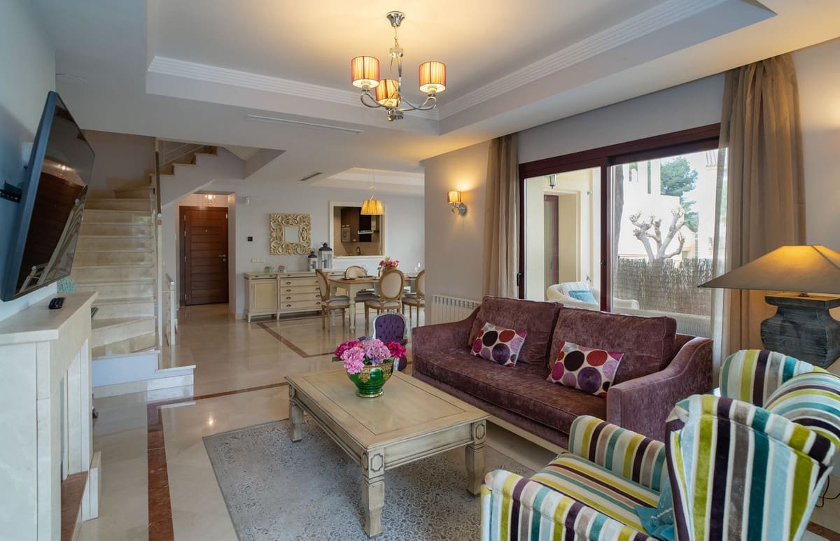 4 quarto Moradia Geminada para venda em Nueva Andalucia com piscina garagem - 970 000 € (Ref: 9677067)