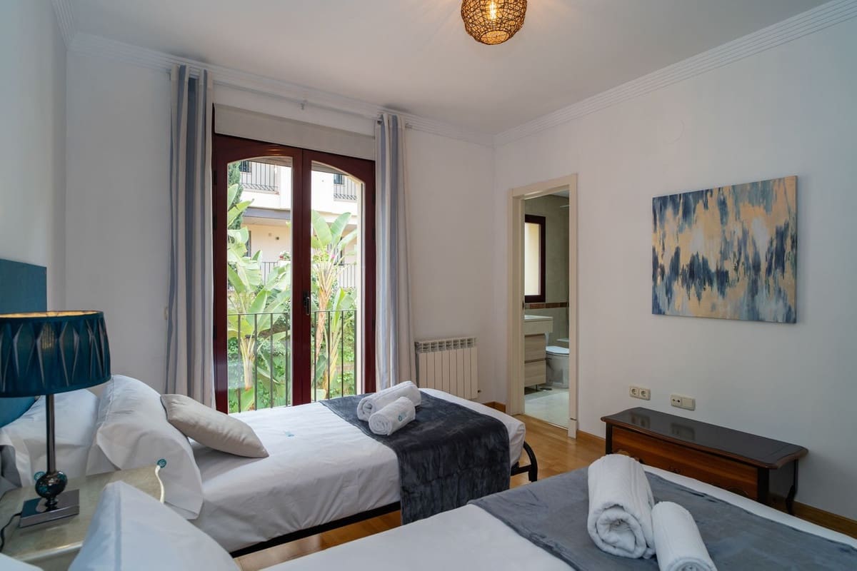 4 quarto Moradia Geminada para venda em Nueva Andalucia com piscina garagem - 970 000 € (Ref: 9677067)