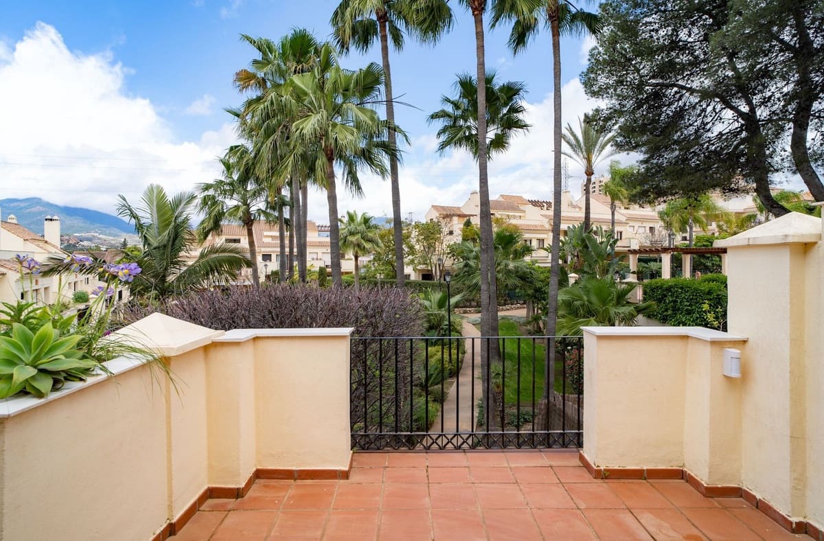 4 quarto Moradia Geminada para venda em Nueva Andalucia com piscina garagem - 970 000 € (Ref: 9677067)