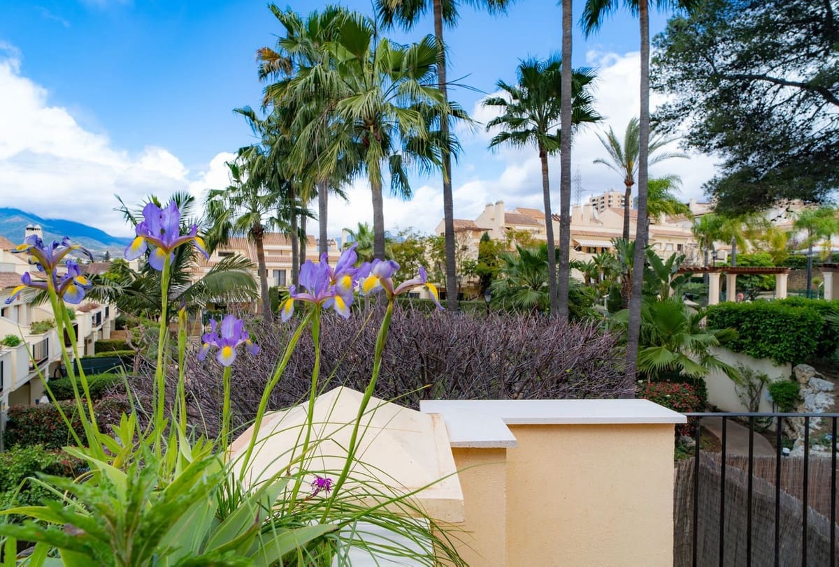 4 quarto Moradia Geminada para venda em Nueva Andalucia com piscina garagem - 970 000 € (Ref: 9677067)