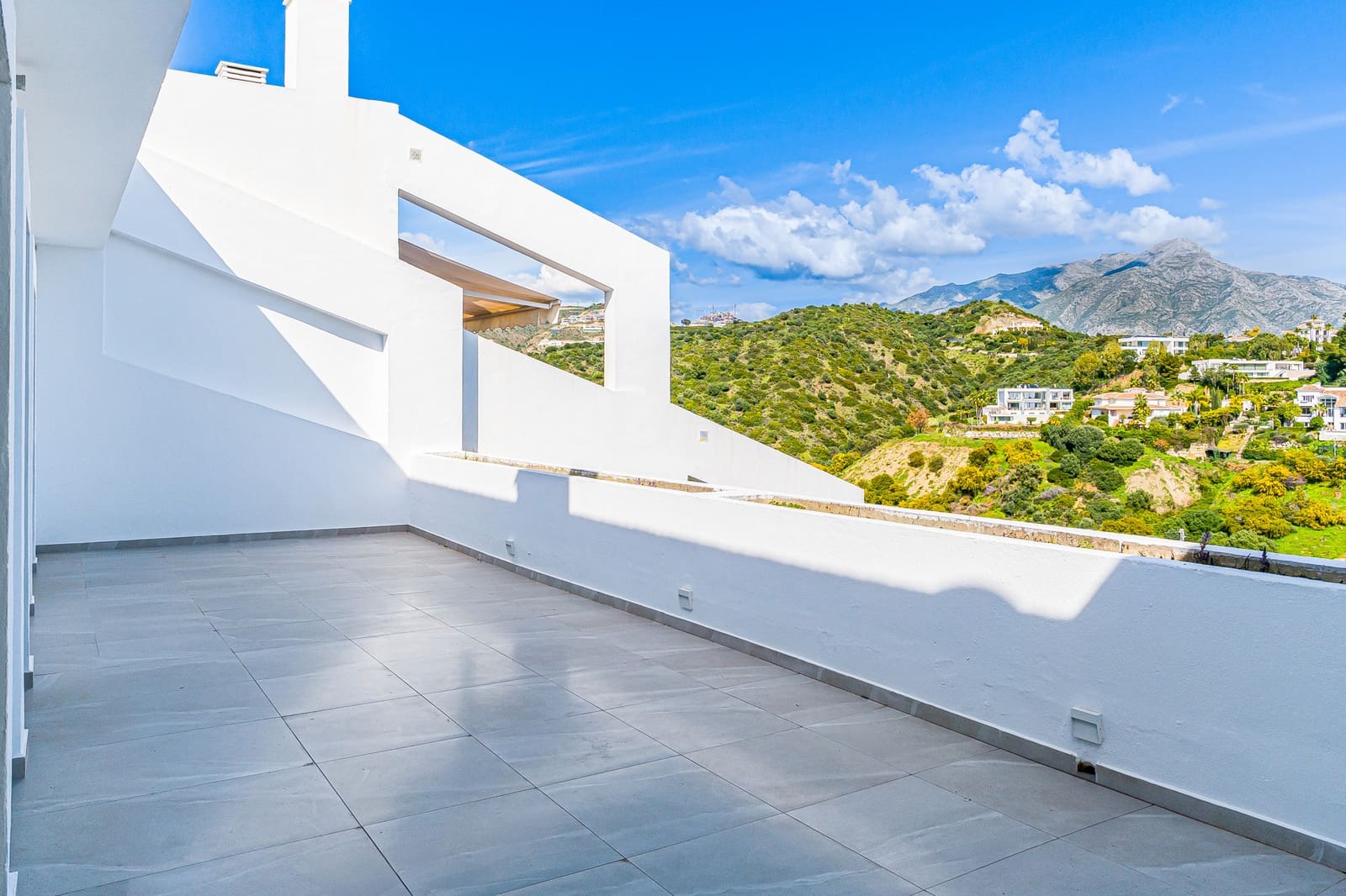 3 bedroom Penthouse for sale in La Quinta with pool garage - € 825,000 (Ref: 9677068)