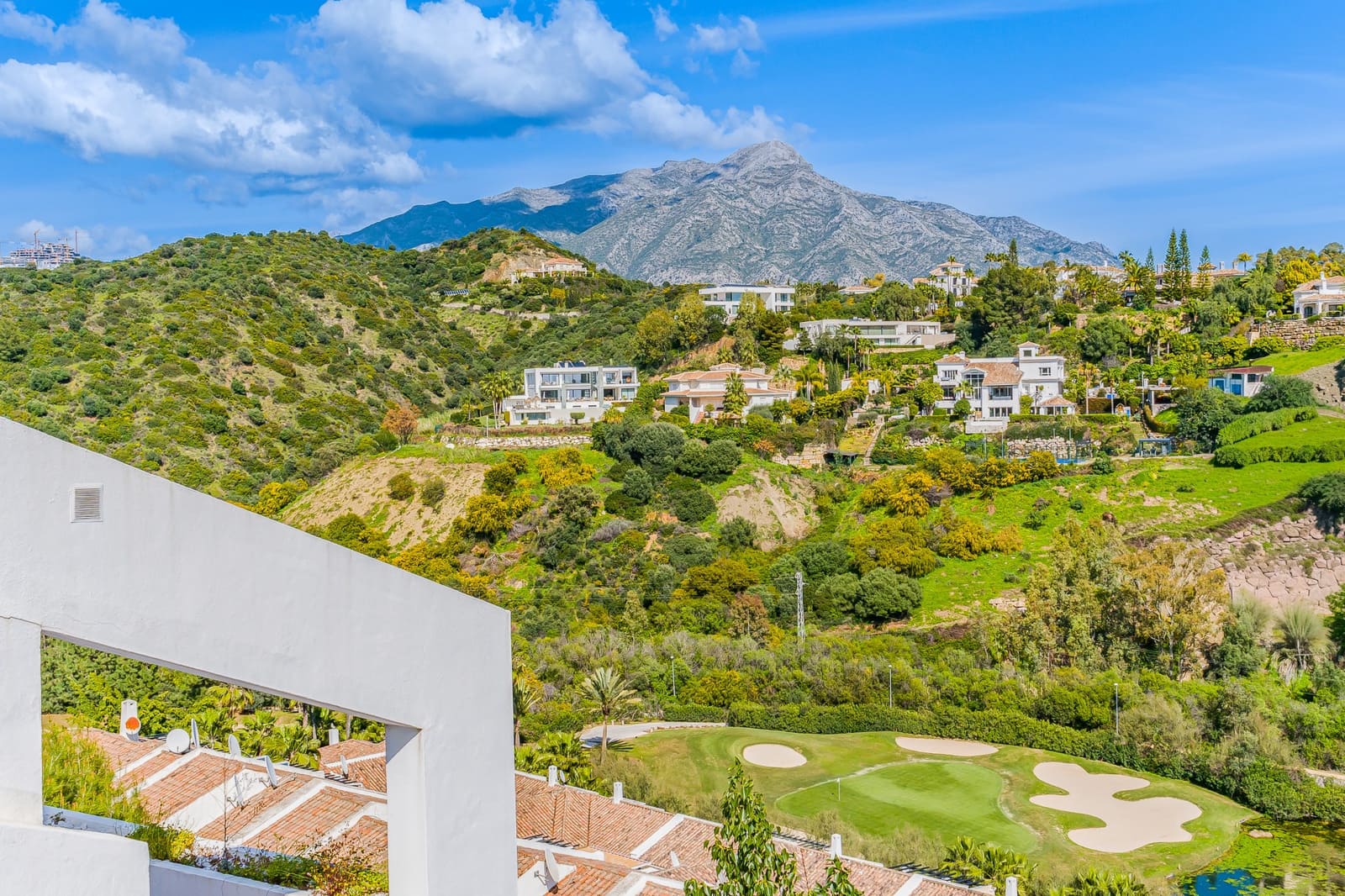 3 bedroom Penthouse for sale in La Quinta with pool garage - € 825,000 (Ref: 9677068)