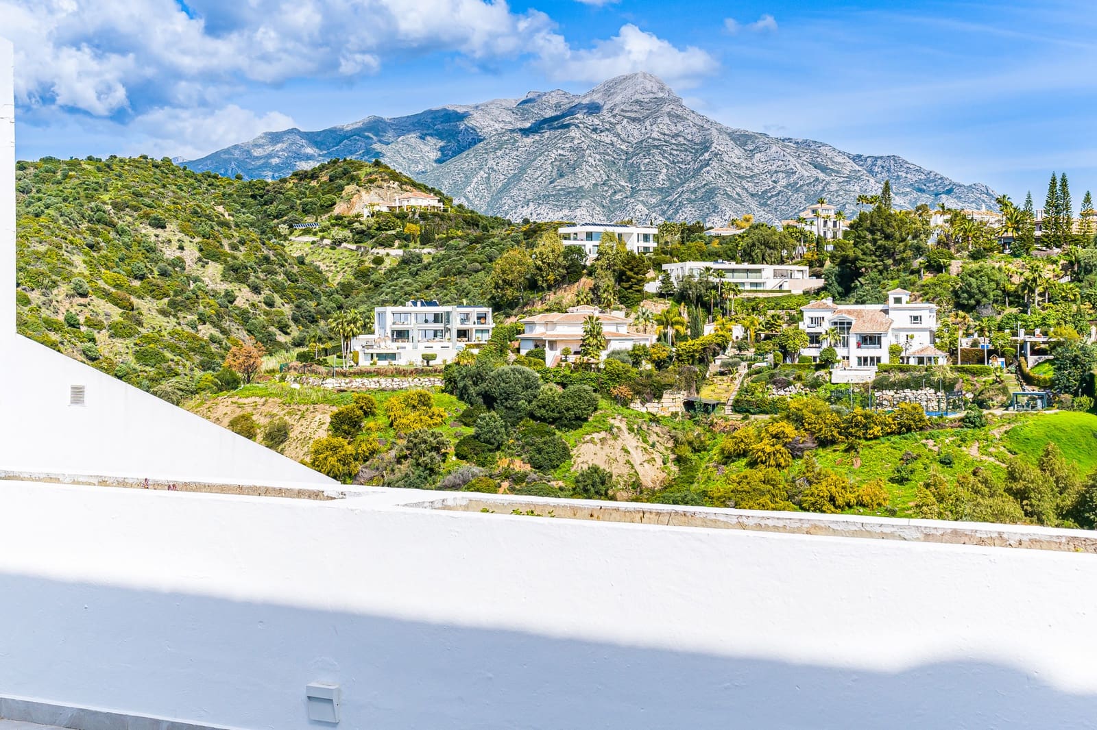 3 bedroom Penthouse for sale in La Quinta with pool garage - € 825,000 (Ref: 9677068)