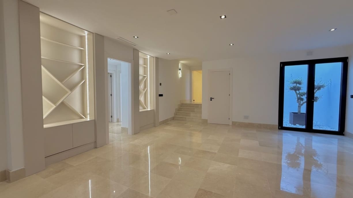 5 bedroom Villa for sale in Nueva Andalucia with pool garage - € 2,200,000 (Ref: 9677070)