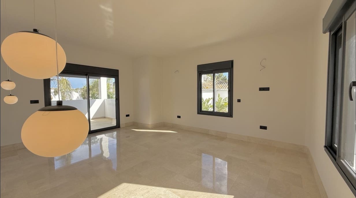 5 bedroom Villa for sale in Nueva Andalucia with pool garage - € 2,200,000 (Ref: 9677070)