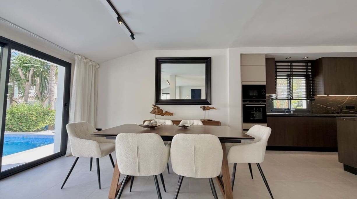 5 bedroom Villa for sale in Nueva Andalucia with pool garage - € 2,200,000 (Ref: 9677070)