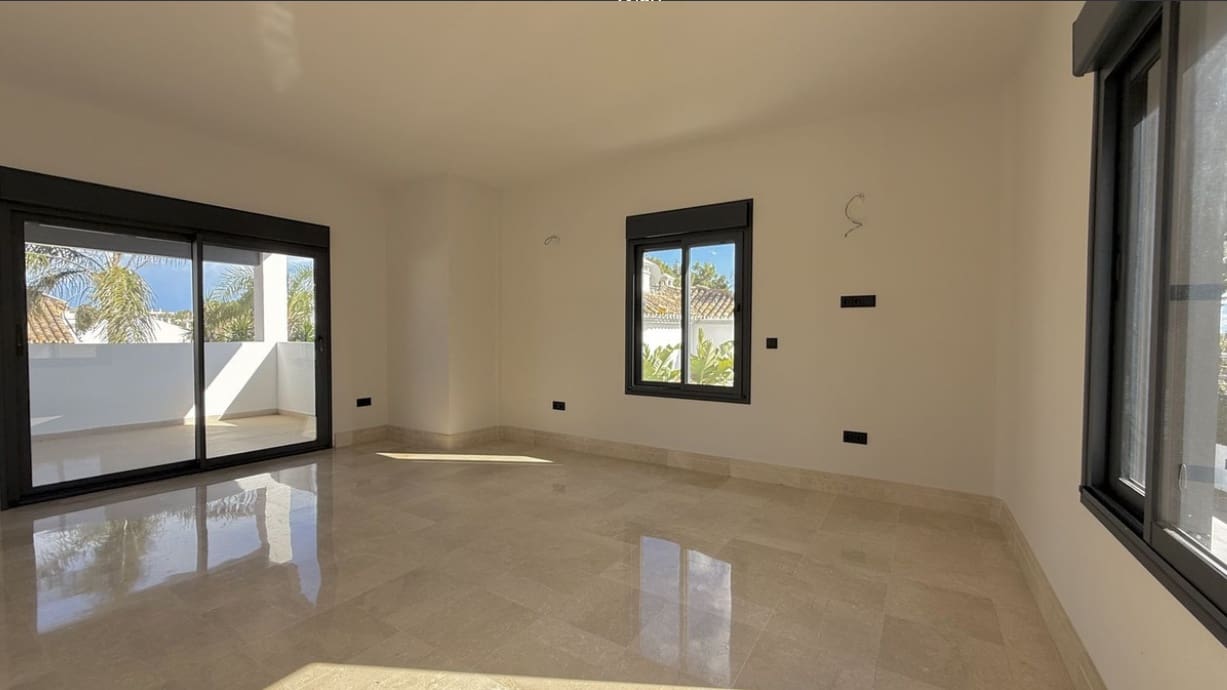 5 bedroom Villa for sale in Nueva Andalucia with pool garage - € 2,200,000 (Ref: 9677070)