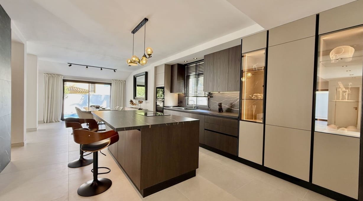 5 bedroom Villa for sale in Nueva Andalucia with pool garage - € 2,200,000 (Ref: 9677070)